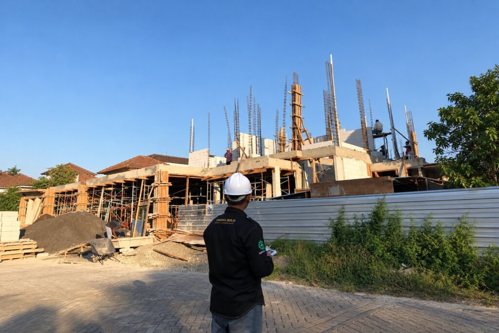 Pengawas Madina Build memantau pembangunan rumah dua lantai pada tahap struktur kolom
