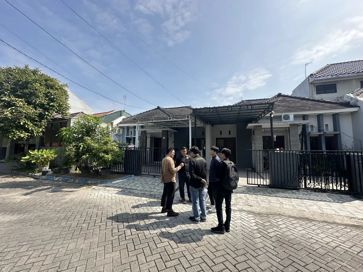 Tim Madina Build meninjau lokasi di depan rumah yang akan dikerjakan pada tahap survei